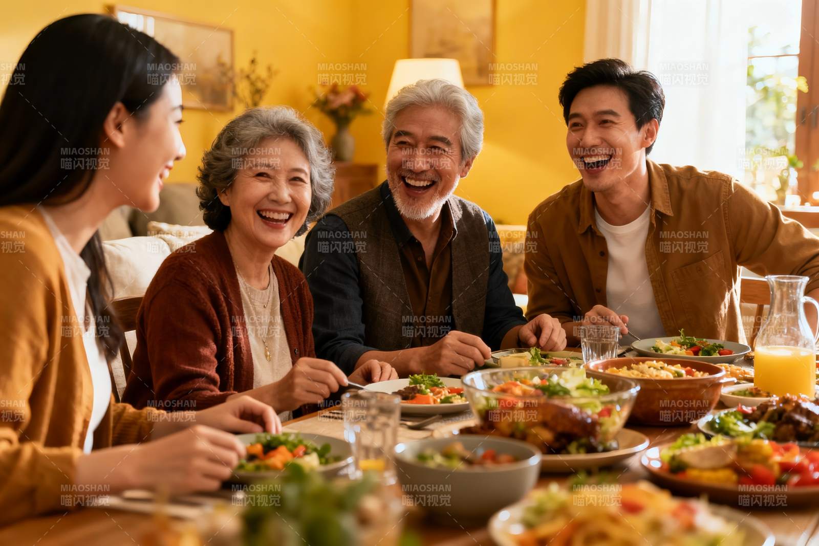 三代同堂家庭聚餐其乐融融图片