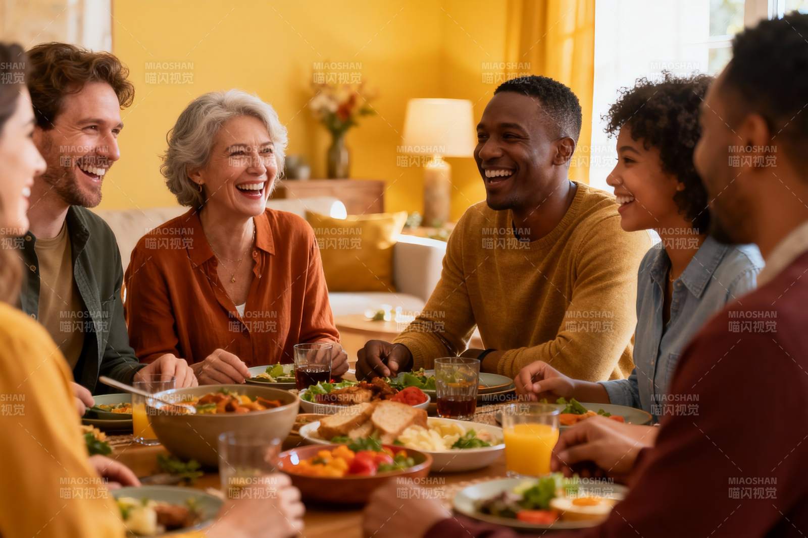 多人围坐餐桌欢笑聚餐图片