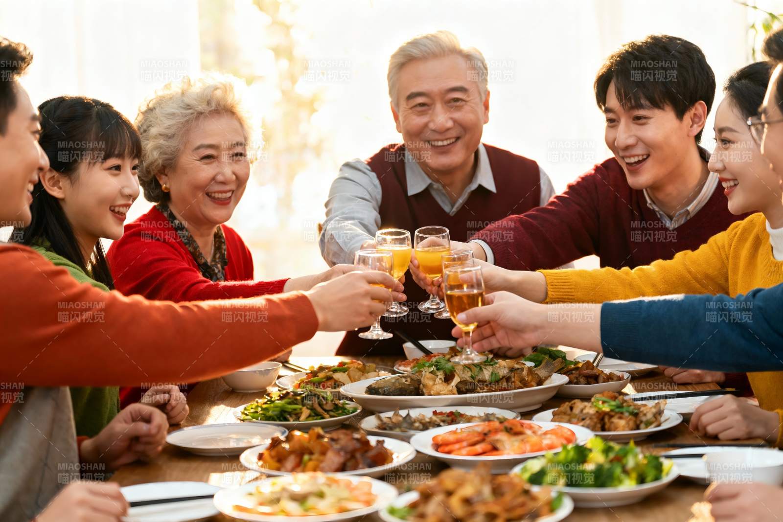 家庭聚餐欢庆时刻图片