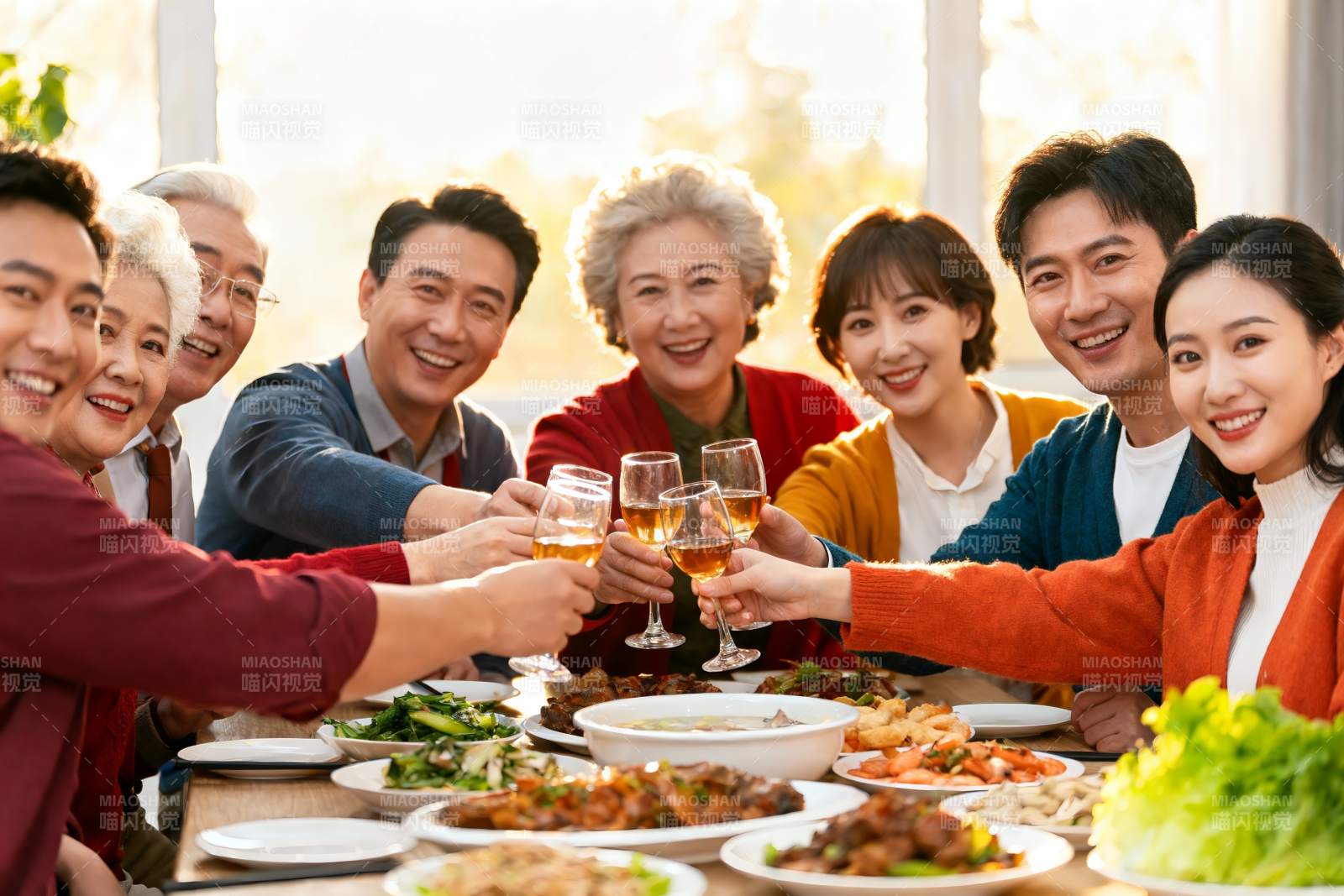 家庭聚餐欢庆时刻图片