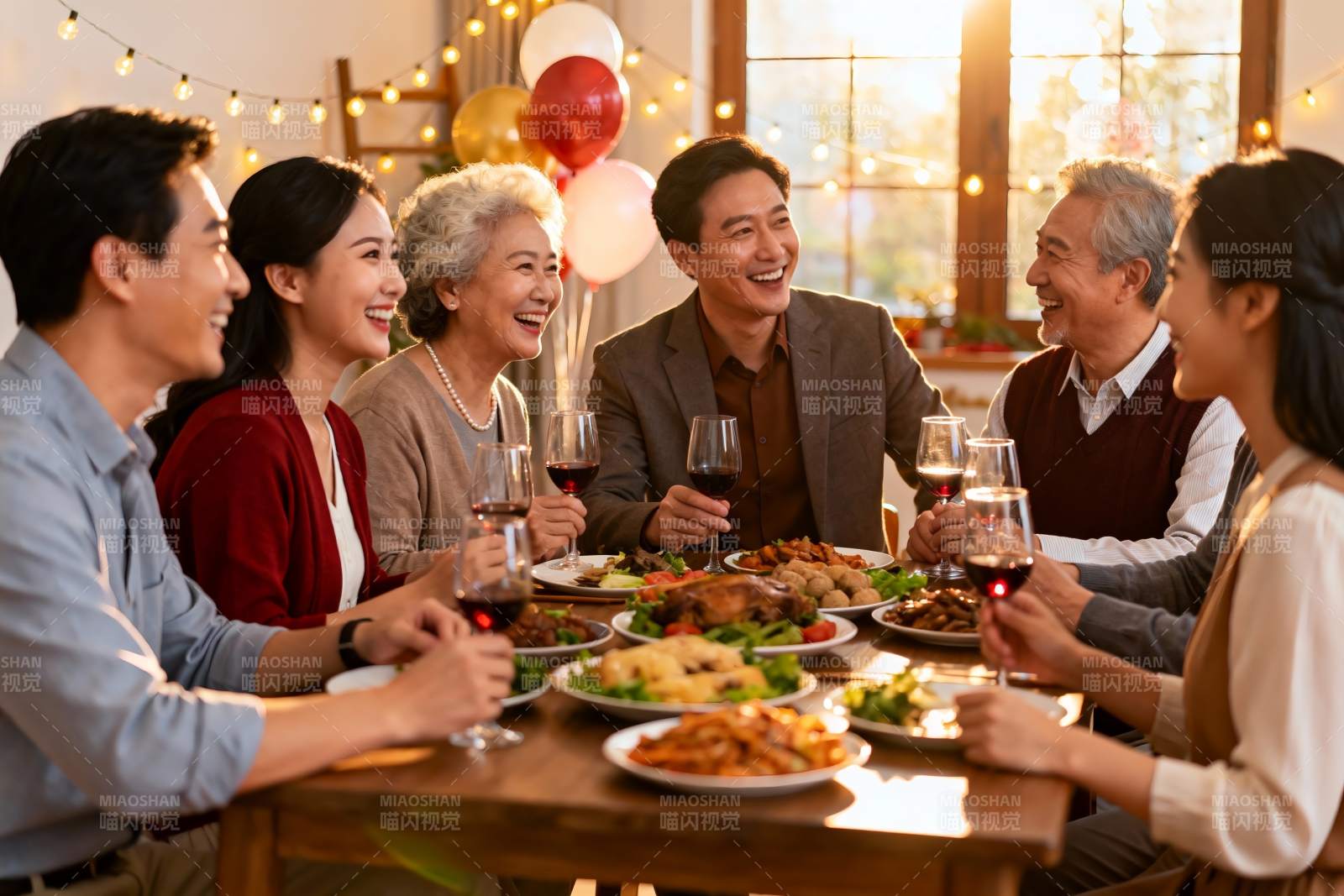 家庭聚餐欢笑共享美食图片