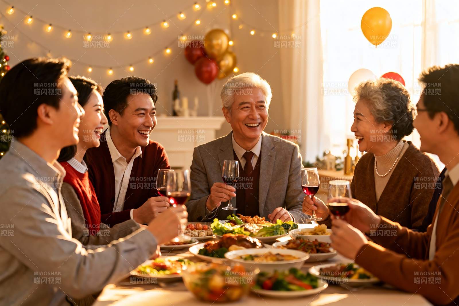 家庭聚餐欢庆时刻图片