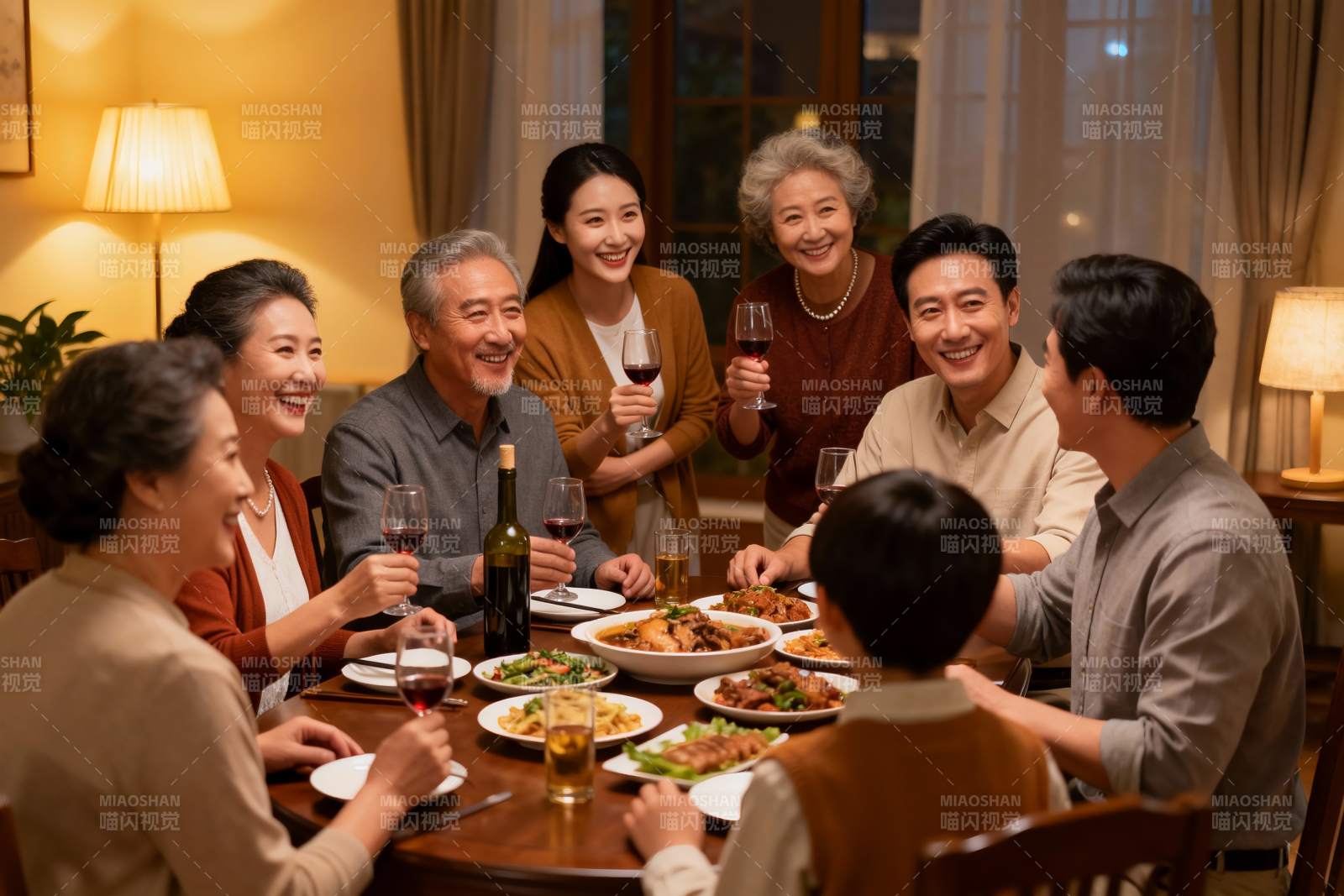 温馨家庭聚餐其乐融融图片