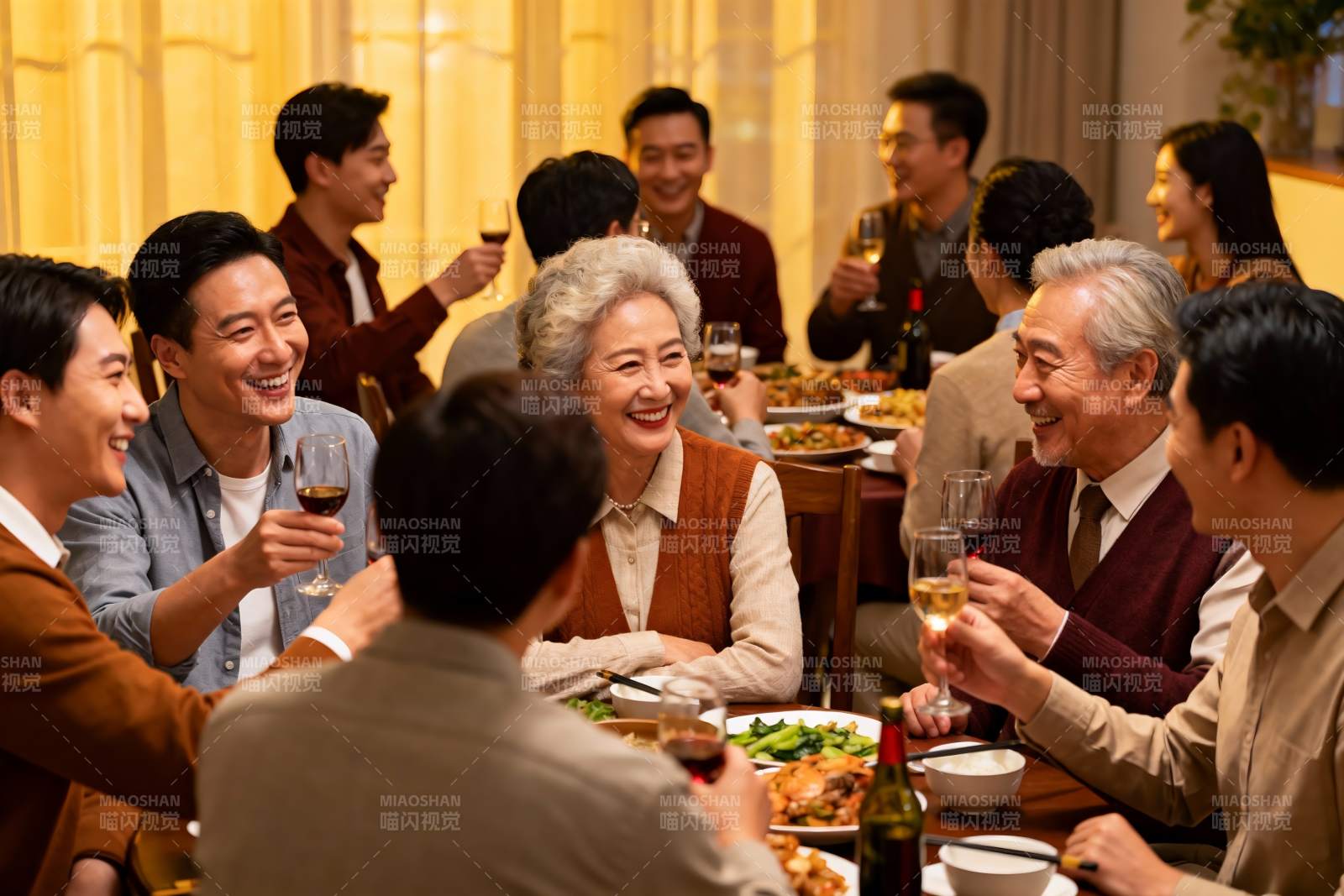 家庭聚餐欢庆时刻图片