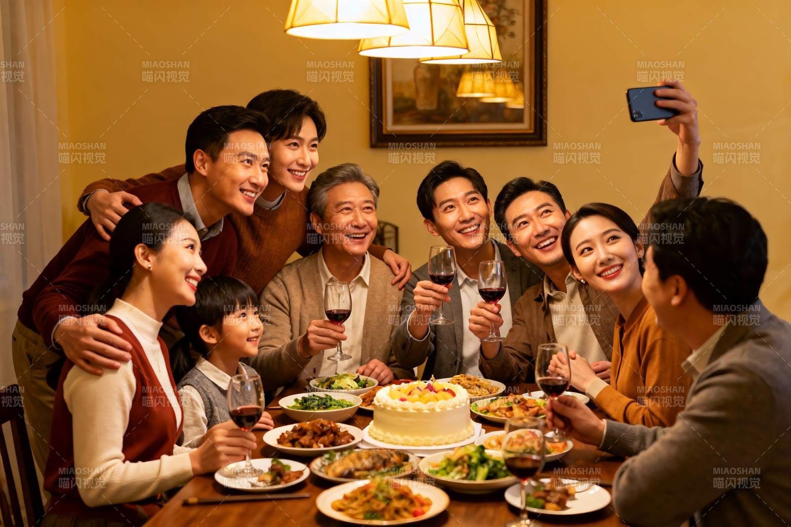 家庭聚餐欢庆时刻图片