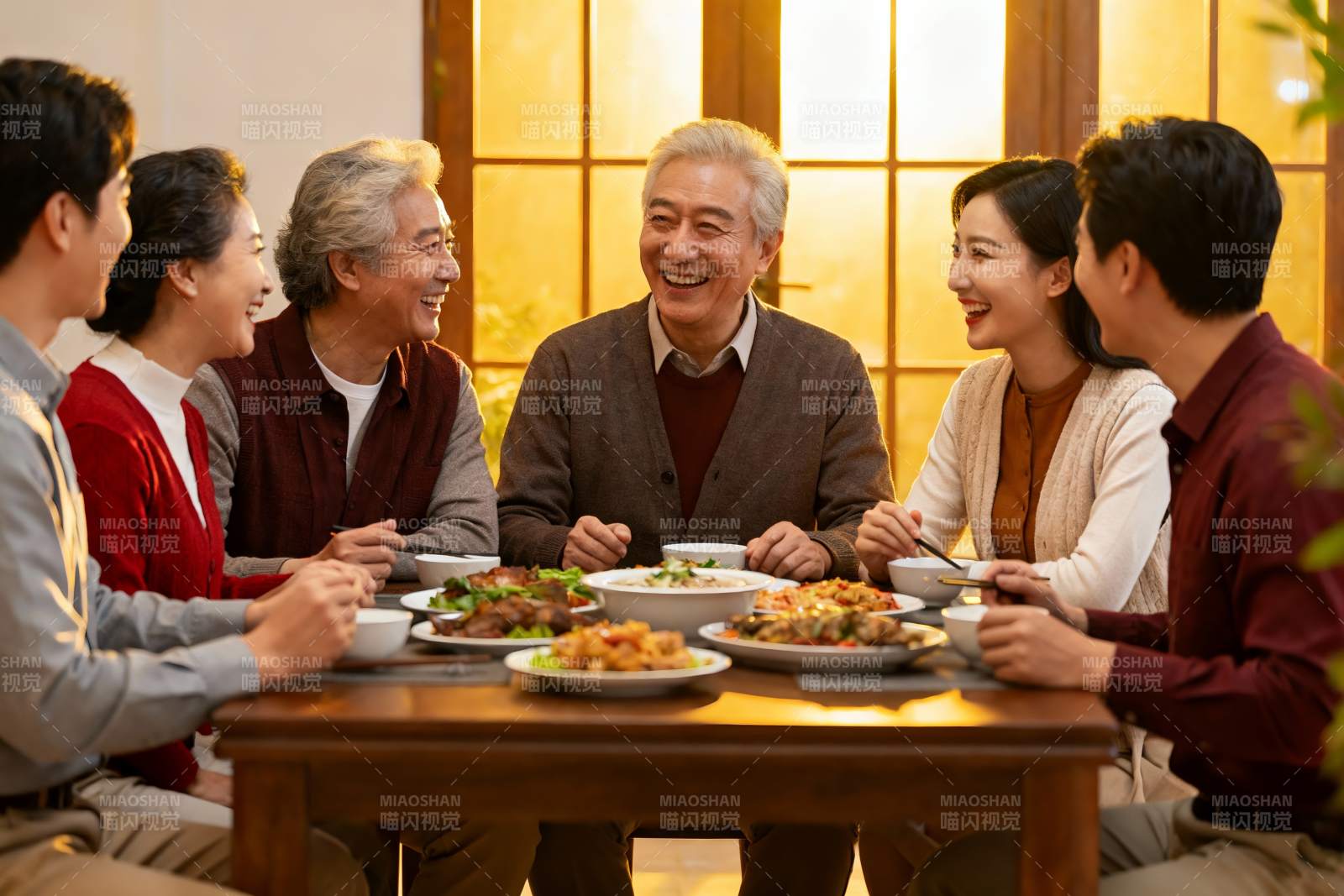 家庭聚餐其乐融融图片