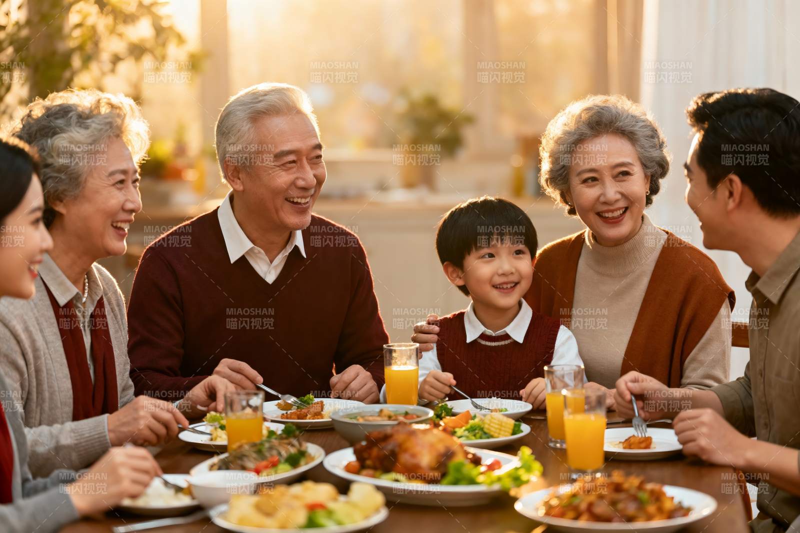 三代同堂家庭聚餐温馨场景图片