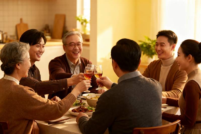 家庭聚餐欢庆时刻图片