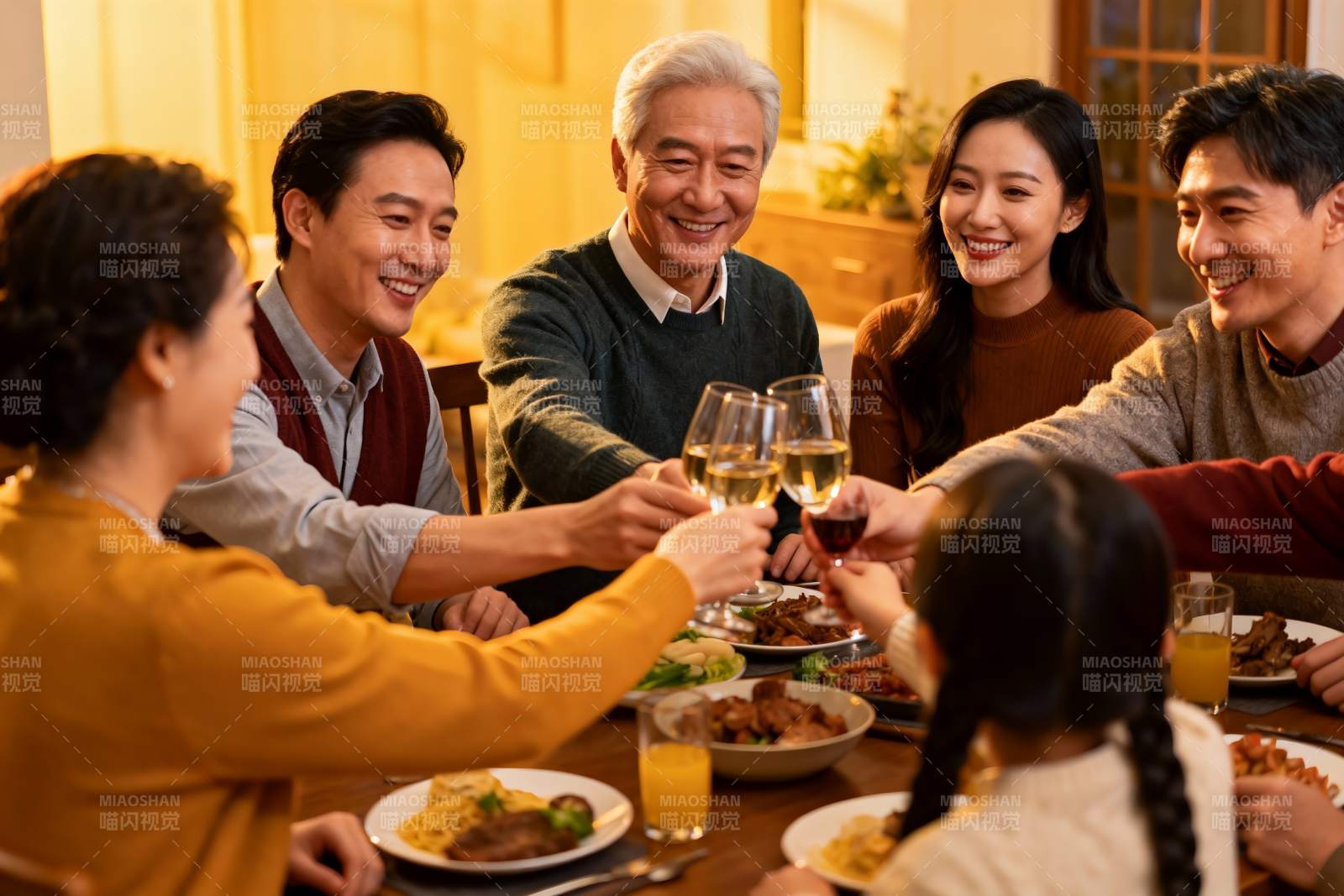 家庭聚餐欢庆时刻图片