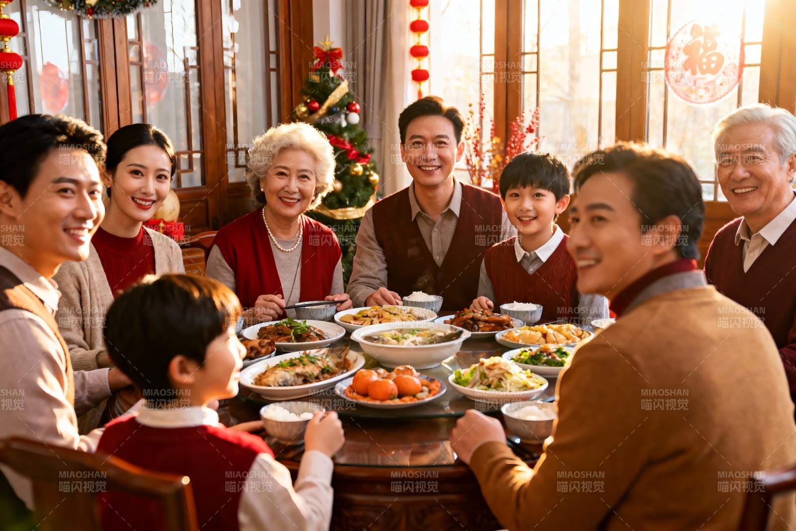 温馨家庭聚餐共庆佳节图片