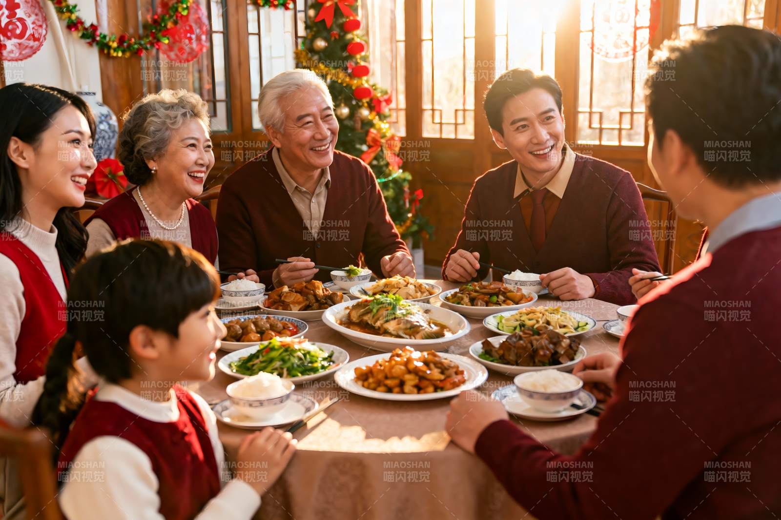 家庭聚餐欢庆节日温馨场景图片