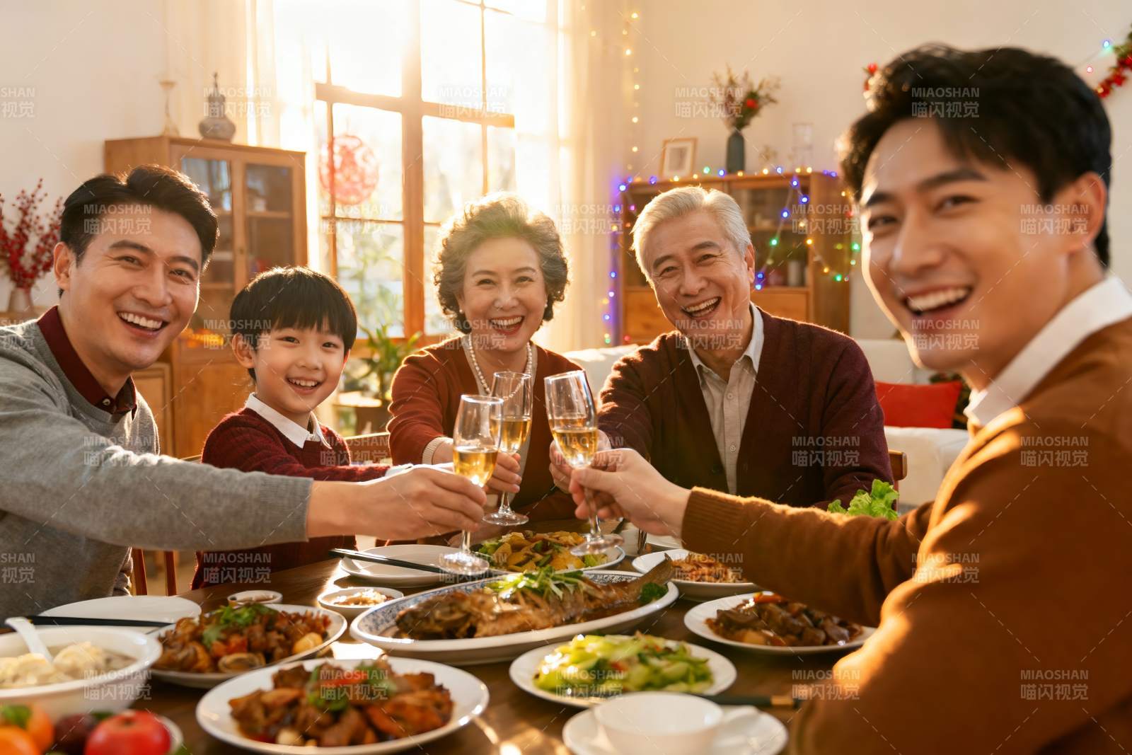 三代同堂家庭聚餐举杯欢庆图片