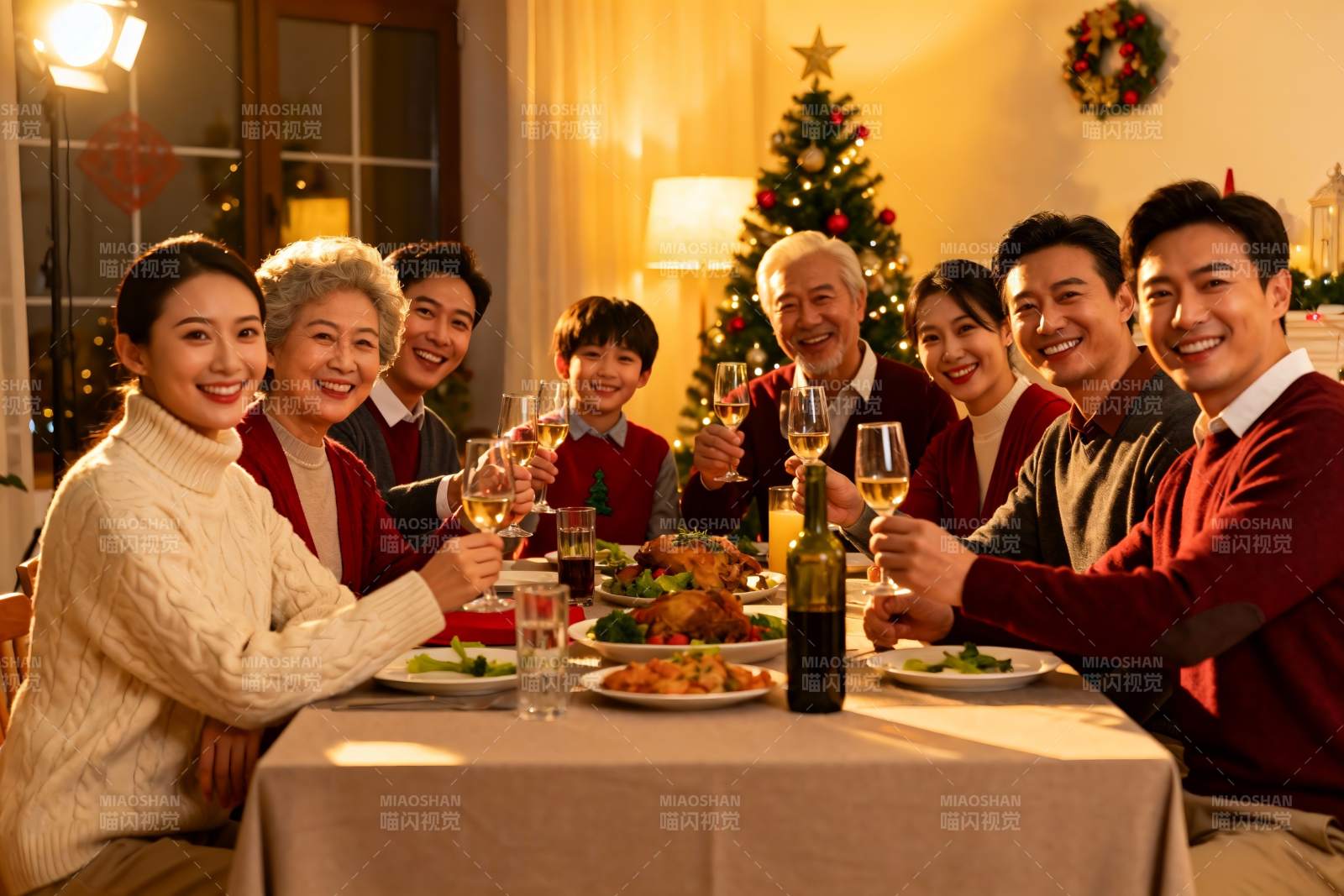 家庭圣诞聚餐欢庆时刻图片