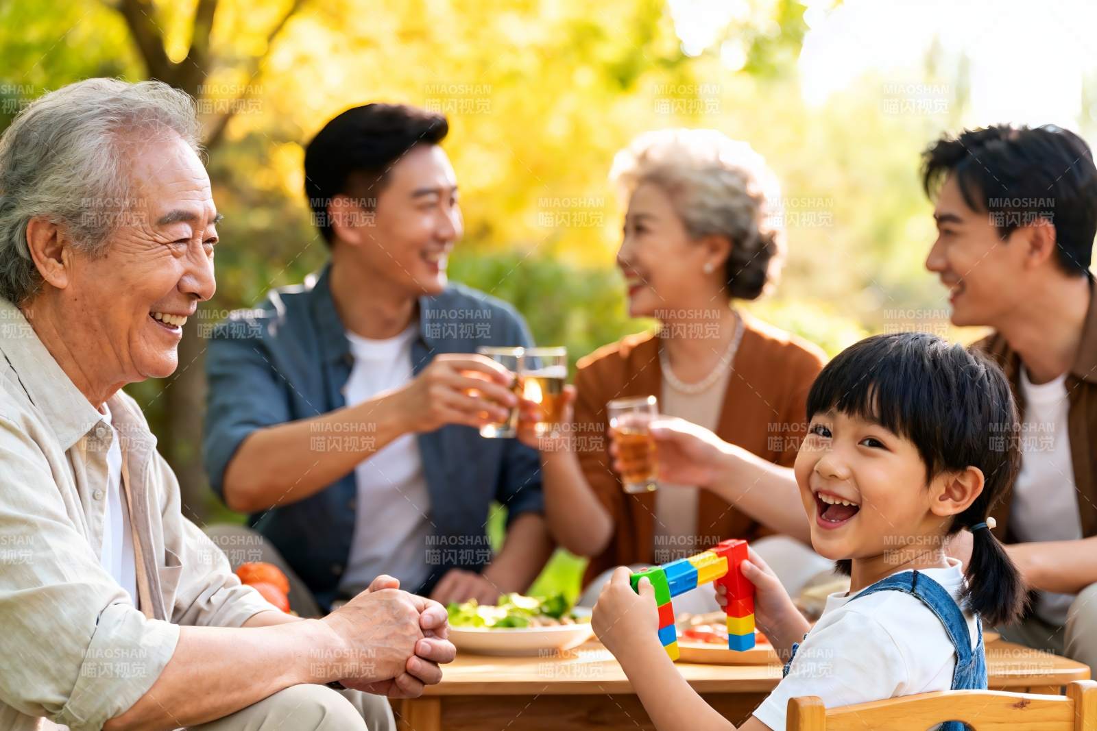 三代同堂户外聚餐其乐融融图片
