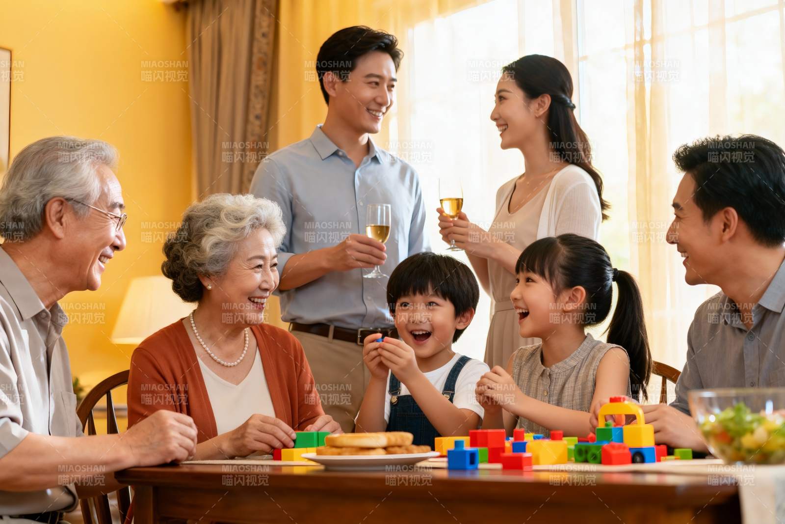 三代同堂家庭聚会温馨场景图片