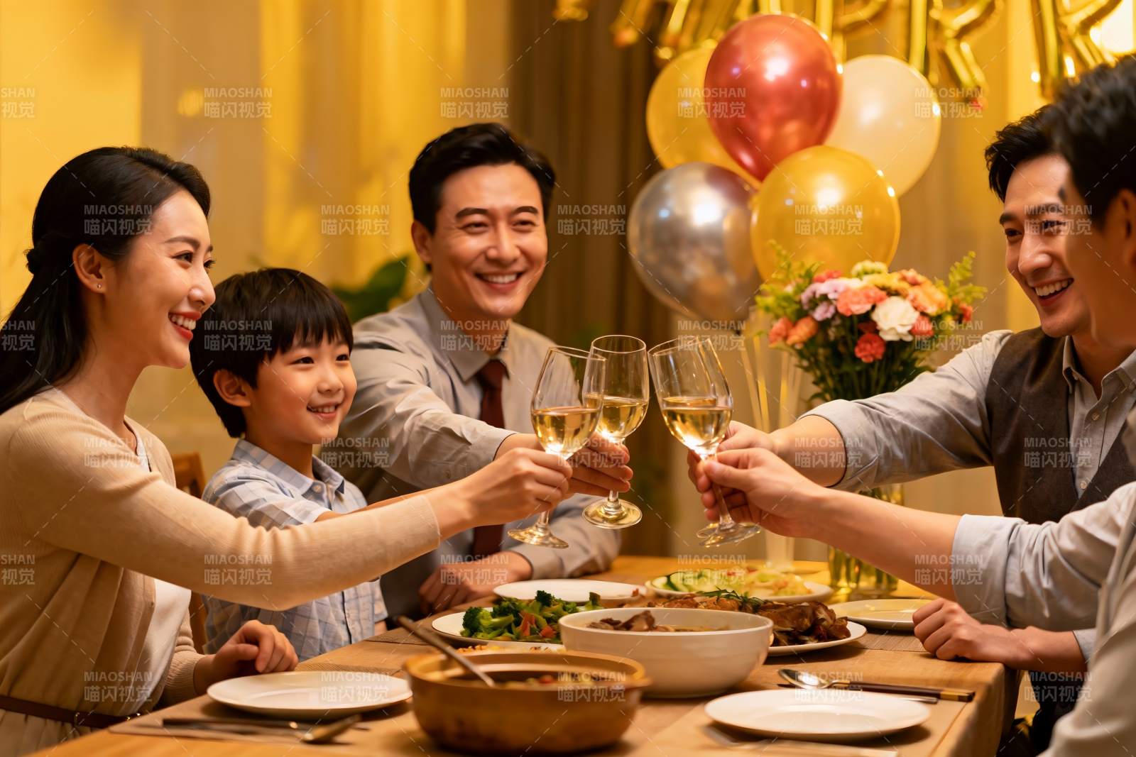 家庭聚餐欢庆举杯图片