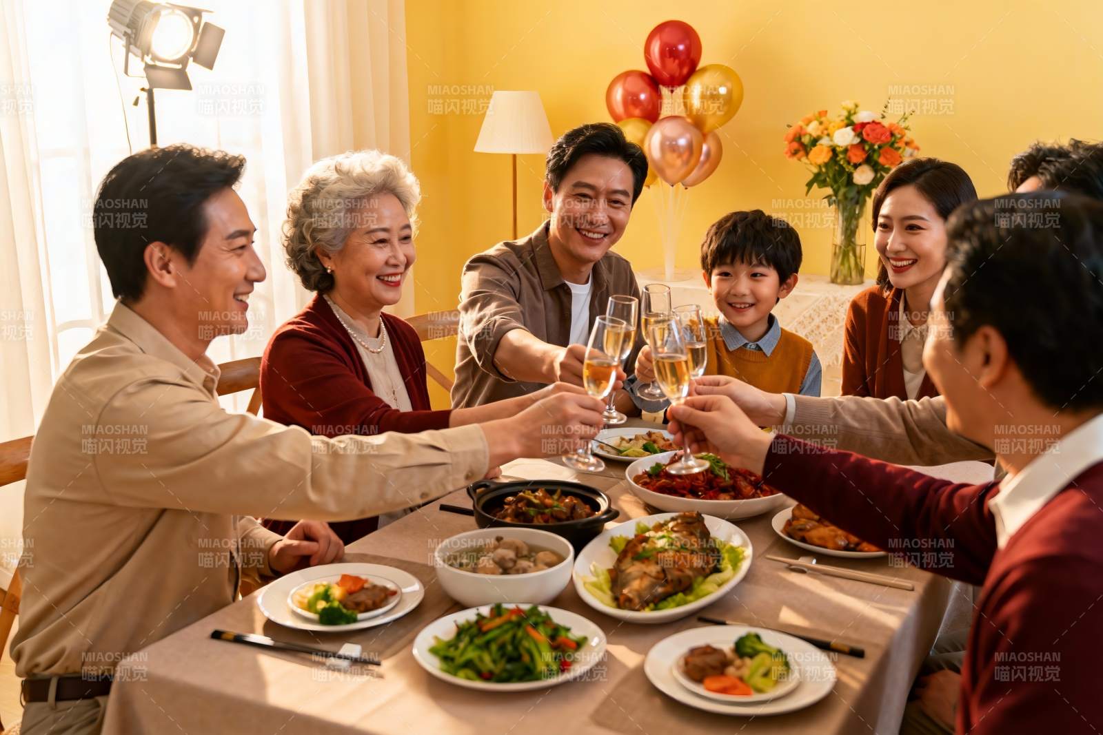 家庭聚餐欢庆时刻图片