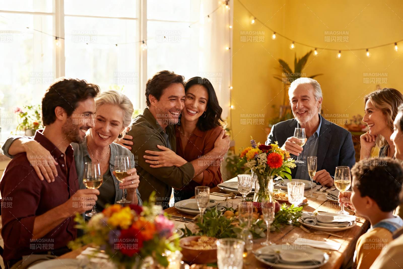 家庭聚餐欢庆时刻图片