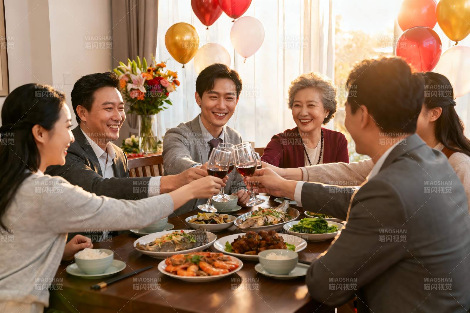 家庭聚餐欢庆时刻图片