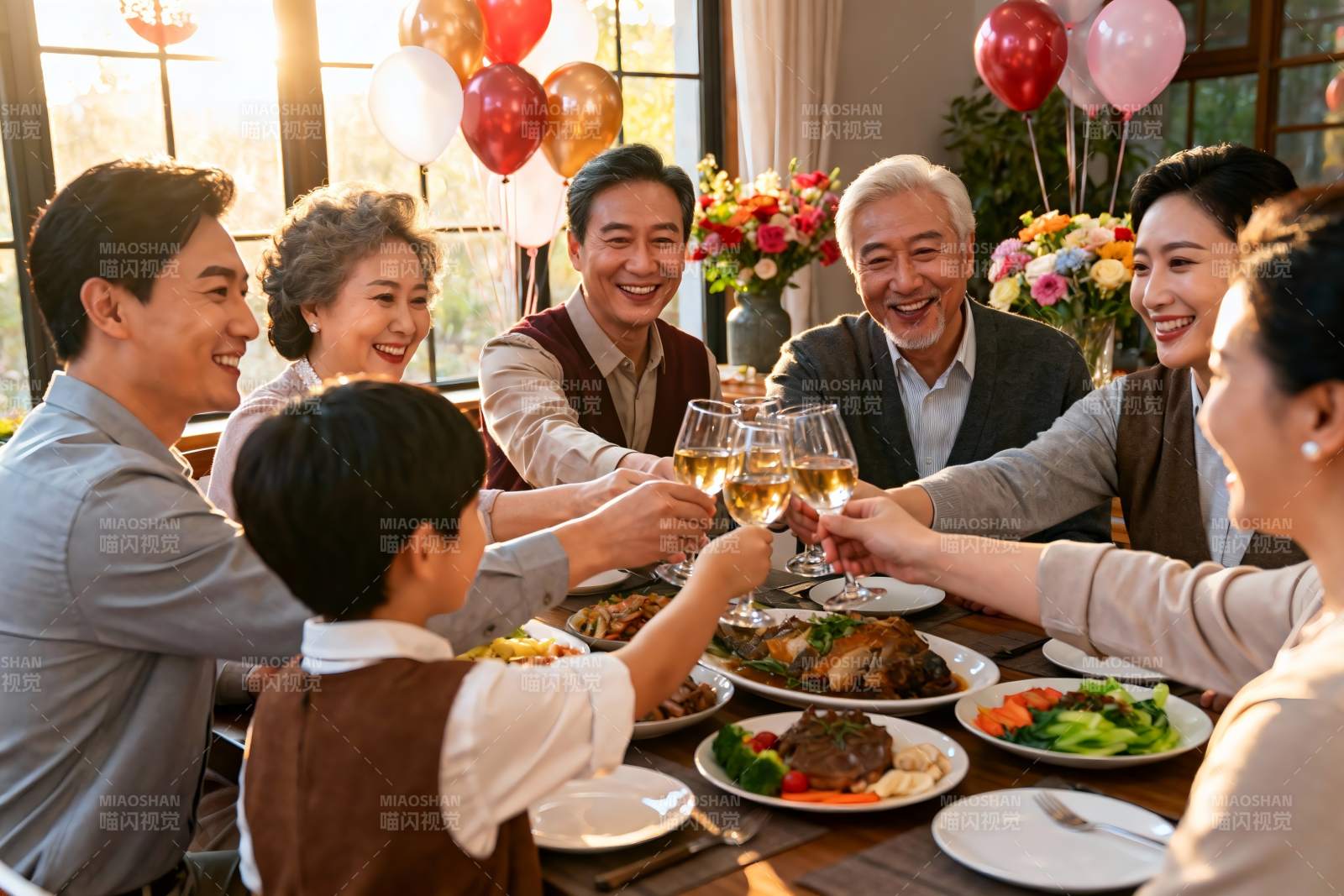 家庭聚餐欢庆时刻图片