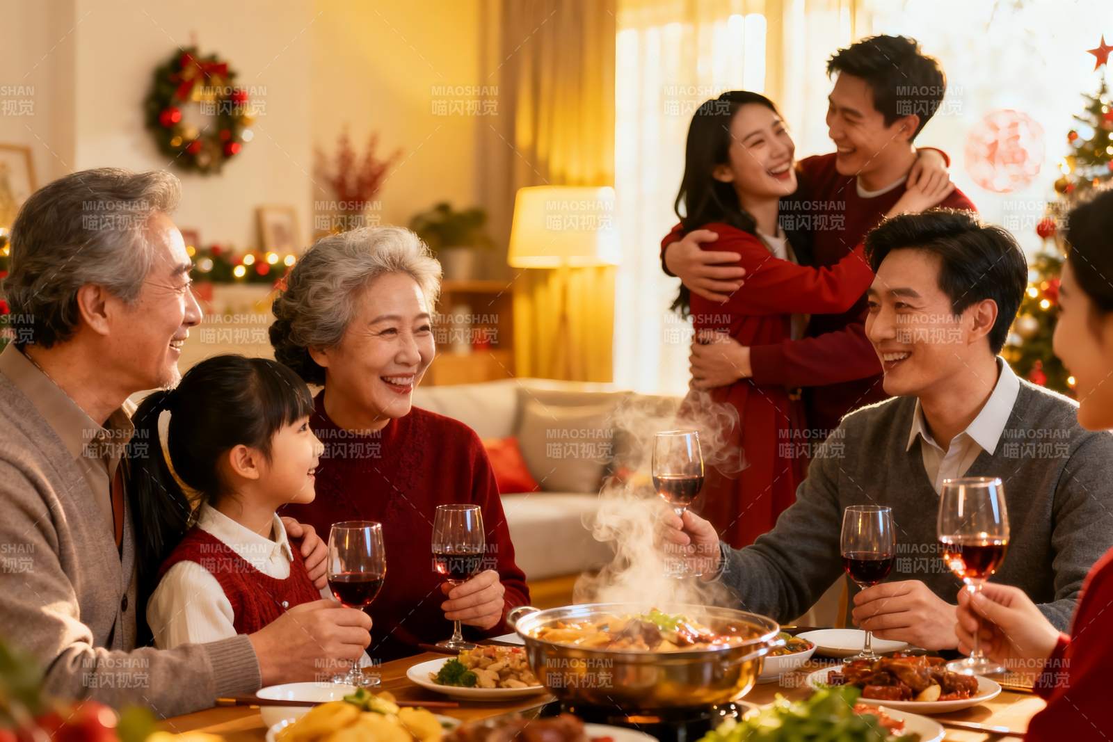 温馨家庭圣诞聚餐场景图片