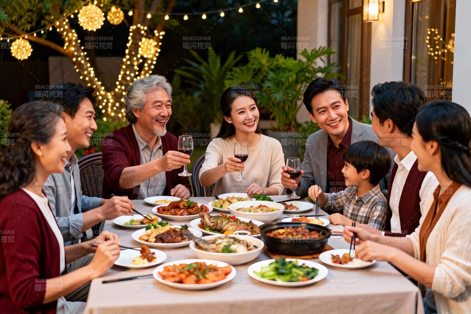家庭聚餐欢庆时刻图片