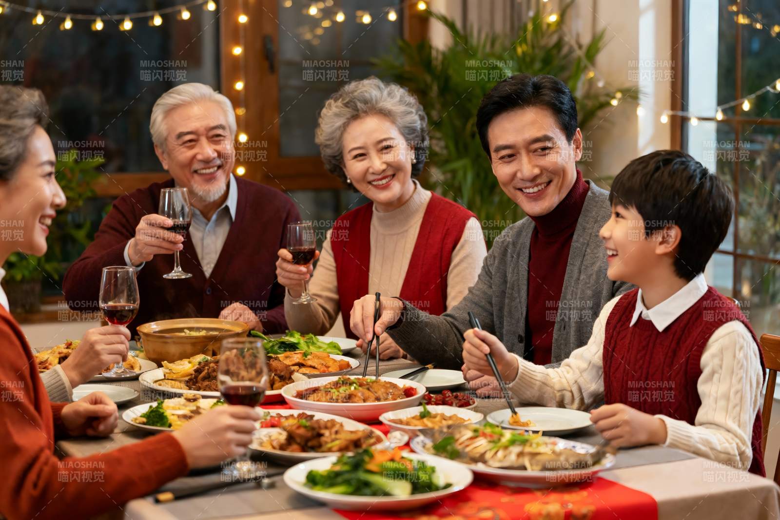 家庭聚餐欢庆团圆时刻图片