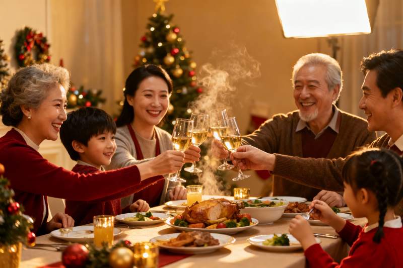 圣诞家庭聚餐举杯欢庆图片