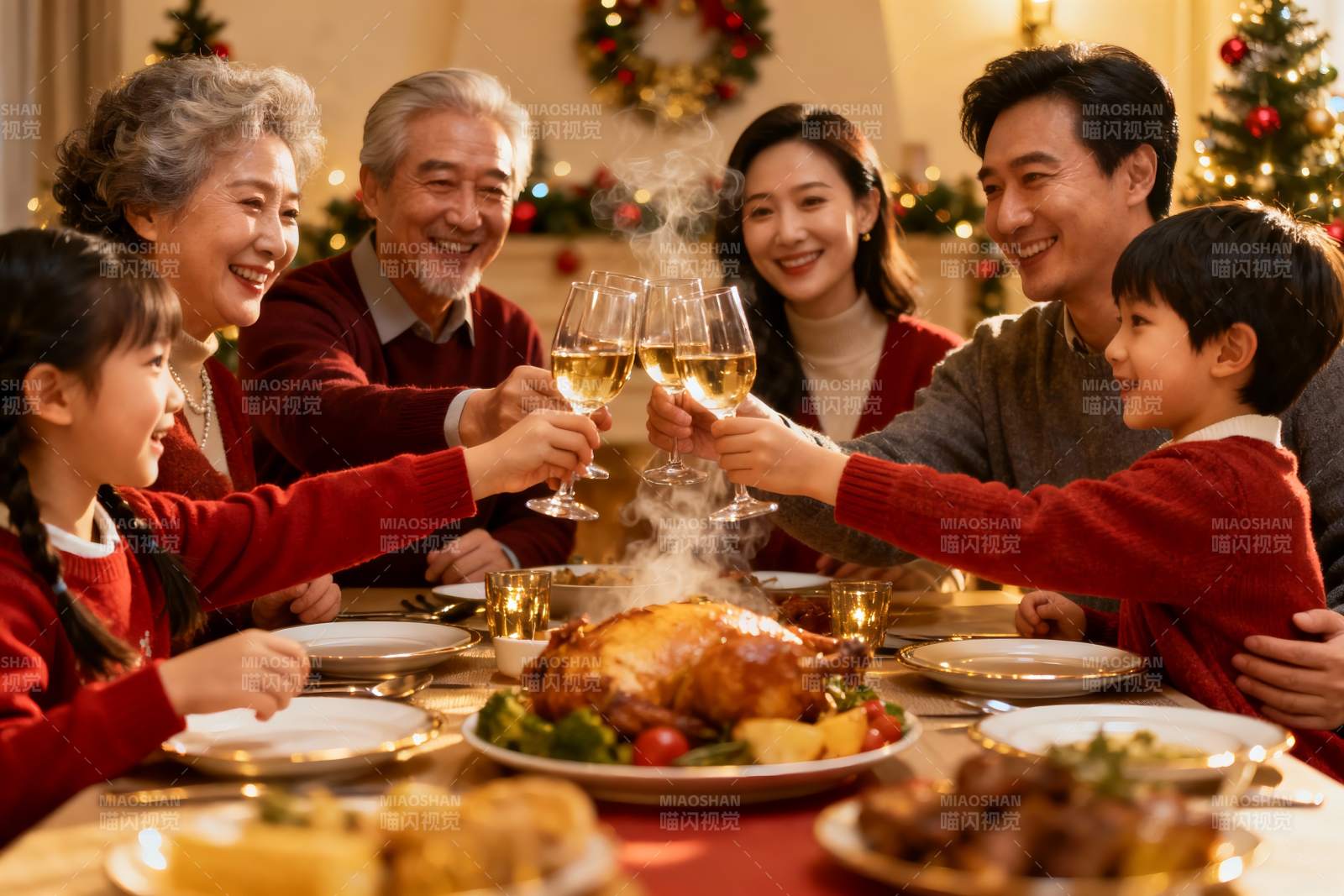 圣诞家庭聚餐举杯欢庆图片