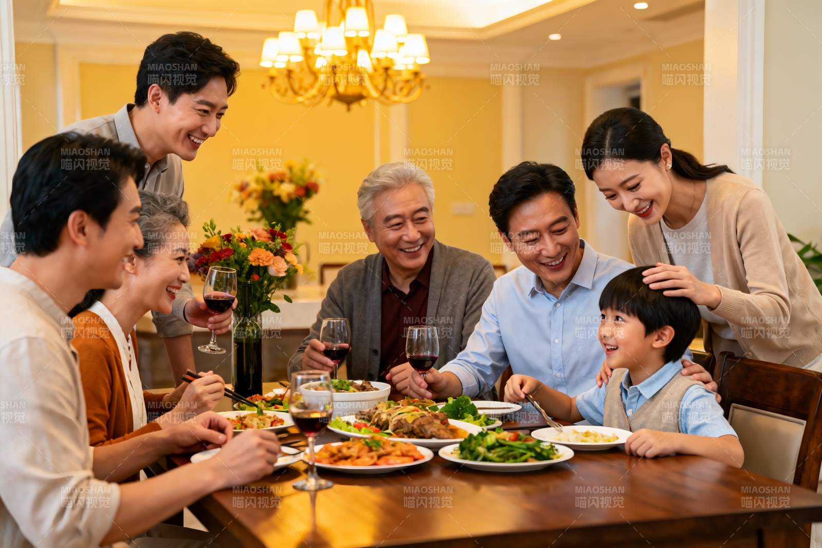 三代同堂家庭聚餐温馨场景图片