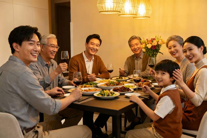 三代同堂家庭聚餐温馨场景图片