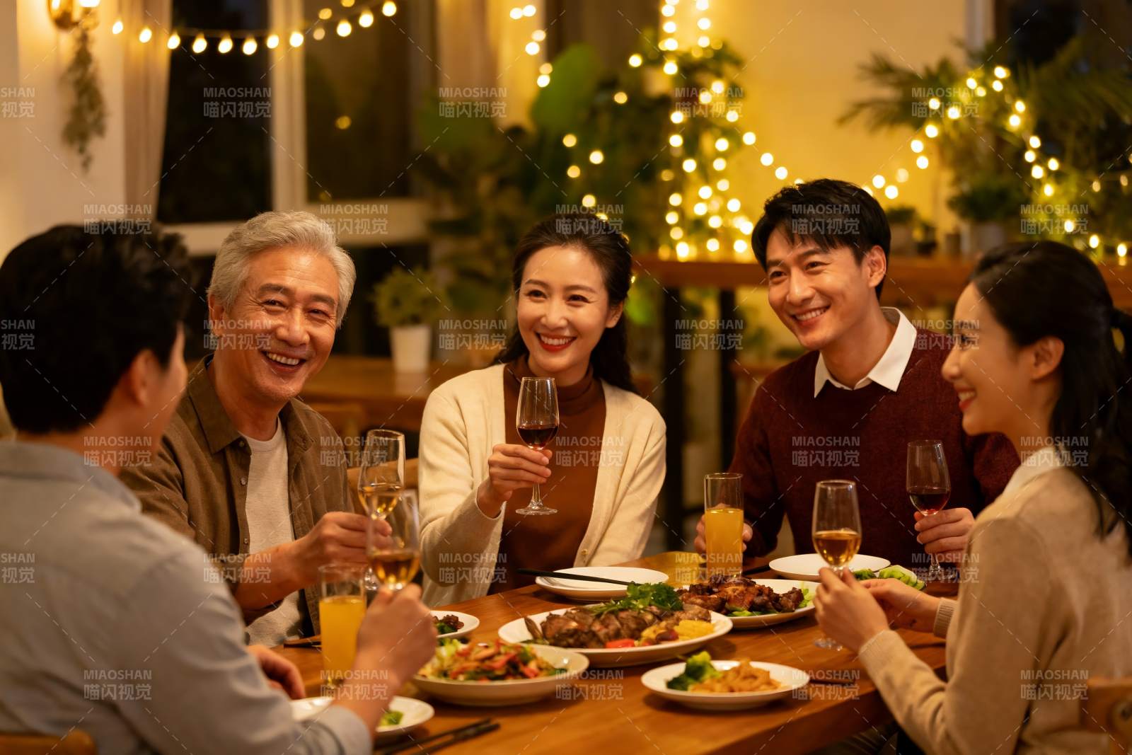 家庭聚餐欢庆时刻图片