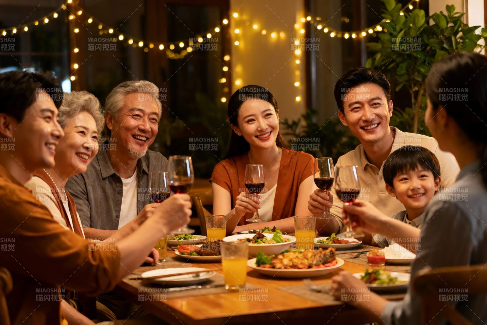 温馨家庭聚餐欢庆时刻图片