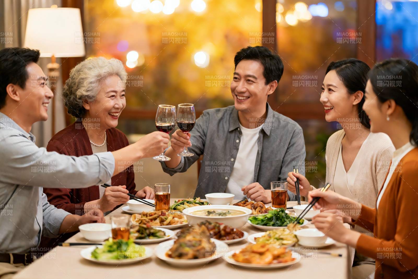 三代同堂家庭聚餐举杯欢庆图片