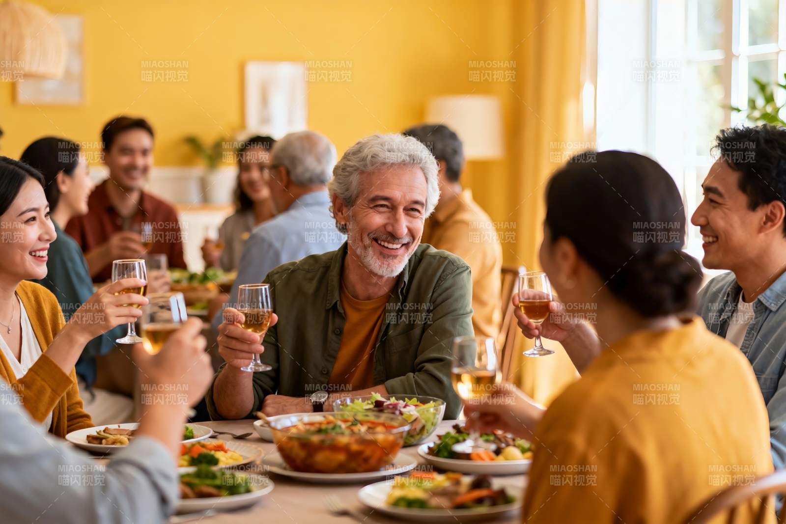 家庭聚餐欢庆时刻图片