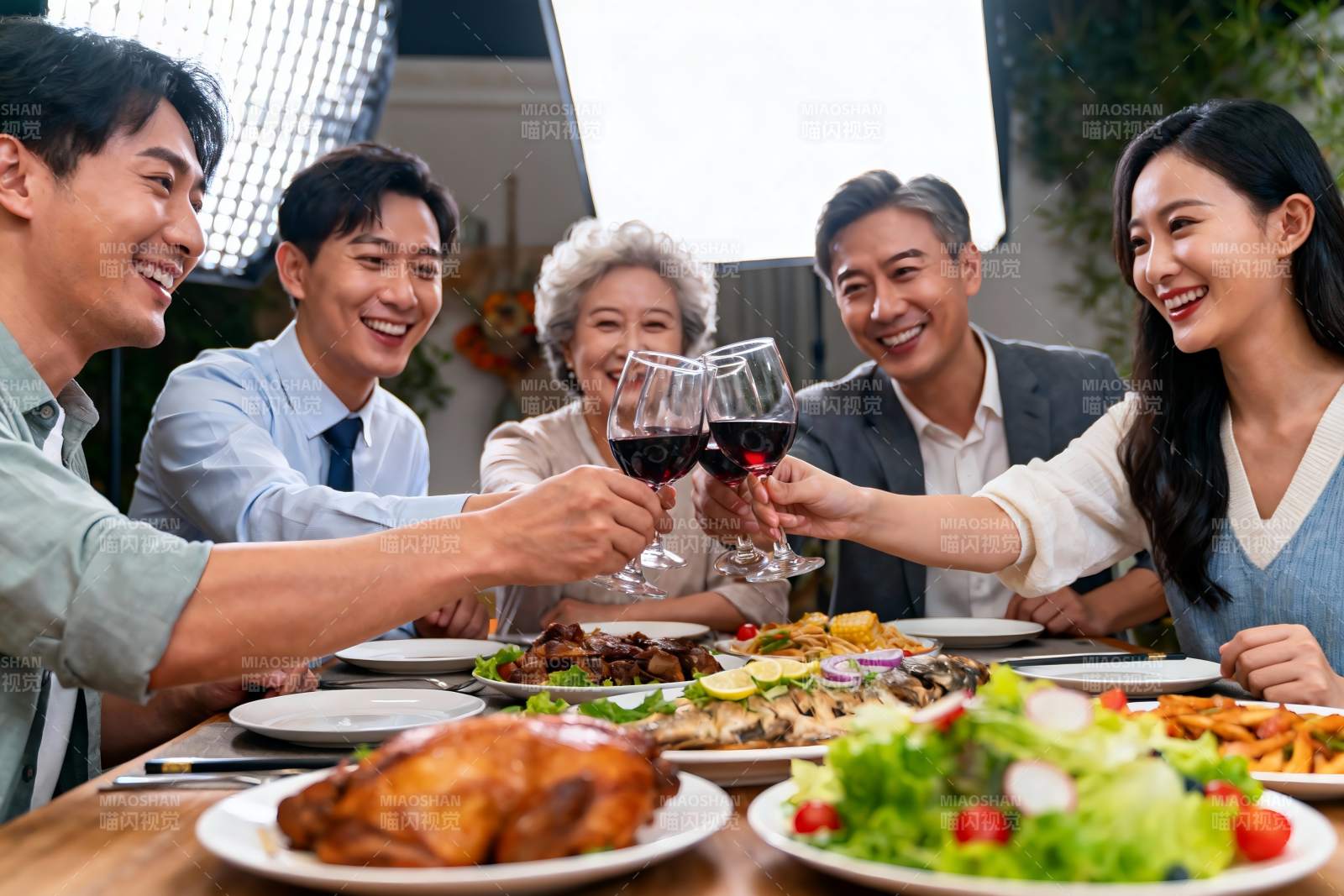 家庭聚餐欢庆时刻图片