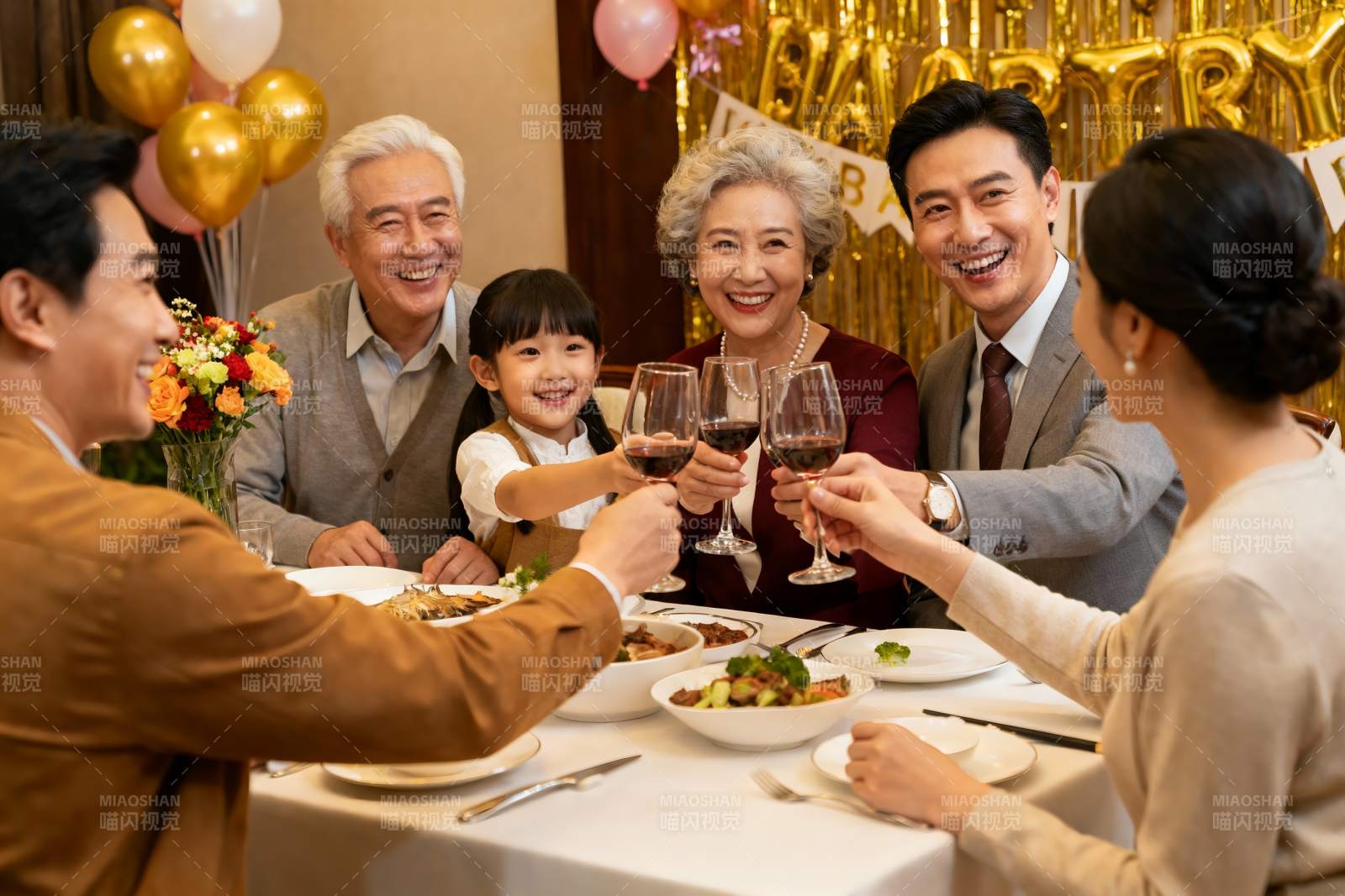 家庭聚餐欢庆生日场景图片