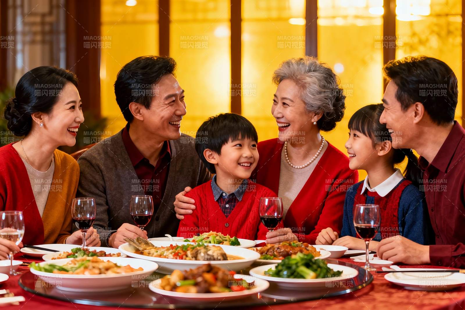 三代同堂家庭聚餐其乐融融图片