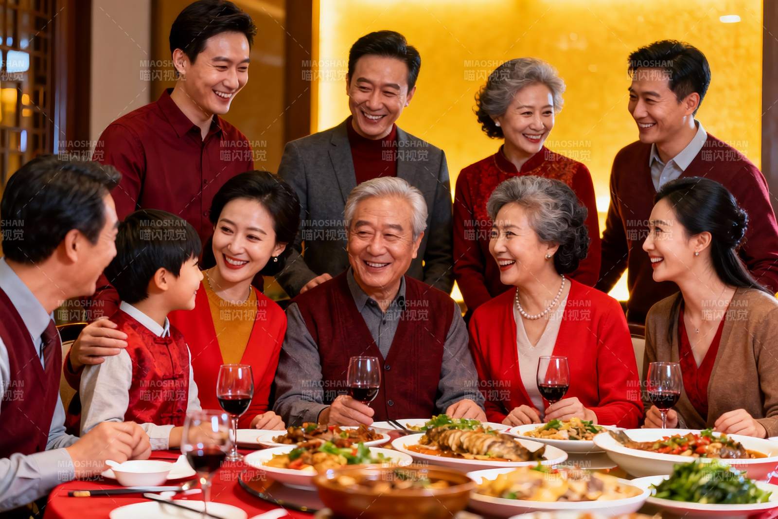 家庭聚餐其乐融融图片