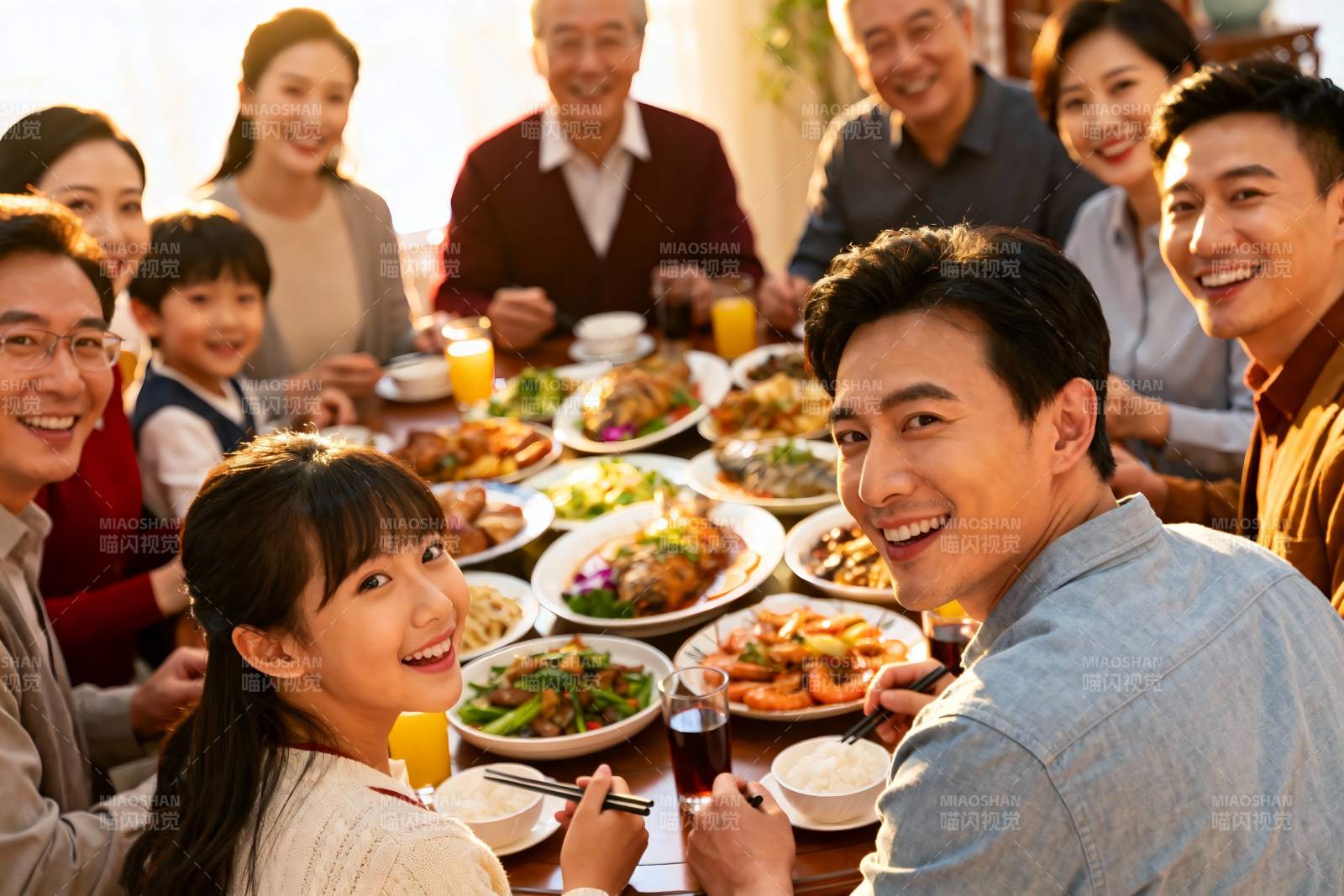 家庭聚餐欢庆时刻图片