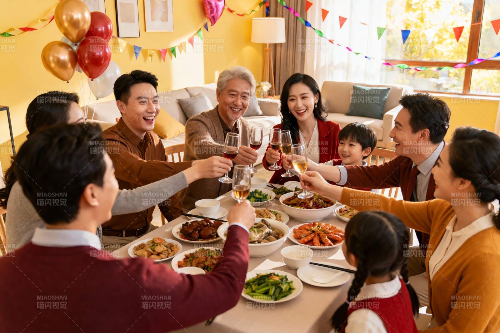 家庭聚餐欢庆时刻图片