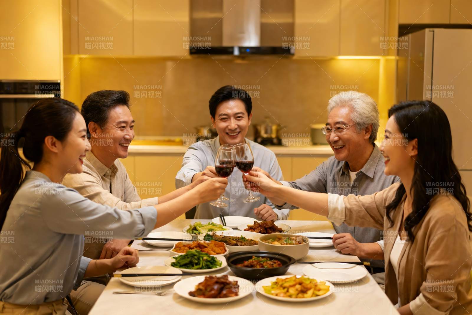 家庭聚餐欢庆时刻图片
