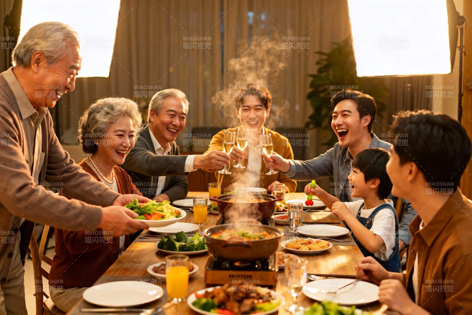 三代同堂家庭聚餐温馨场景图片