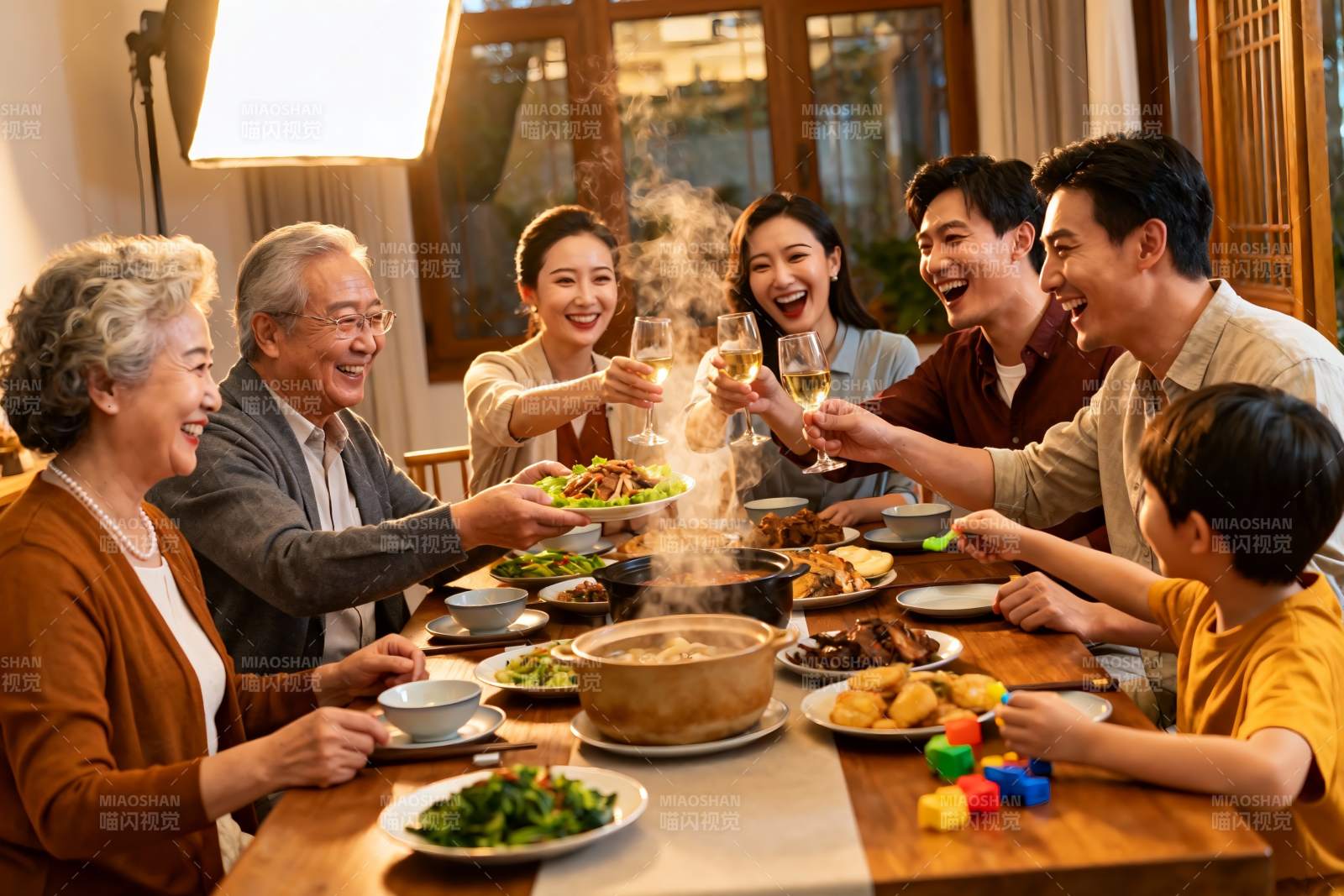 三代同堂家庭聚餐其乐融融图片