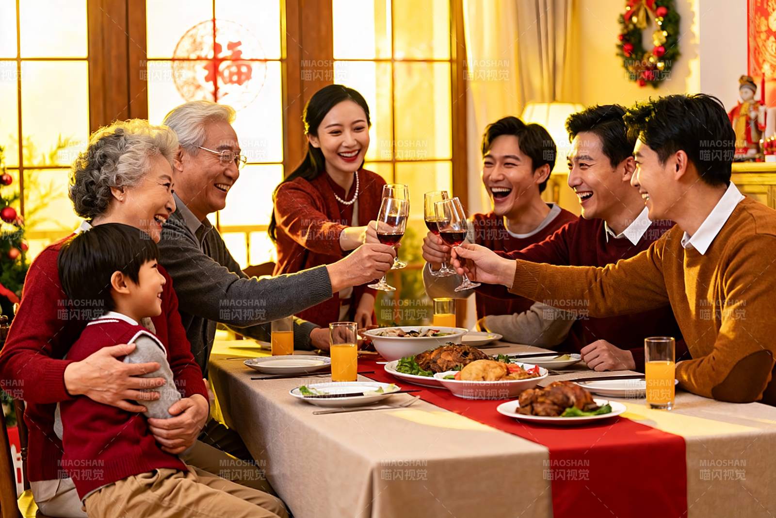 家庭聚餐欢庆节日温馨场景图片