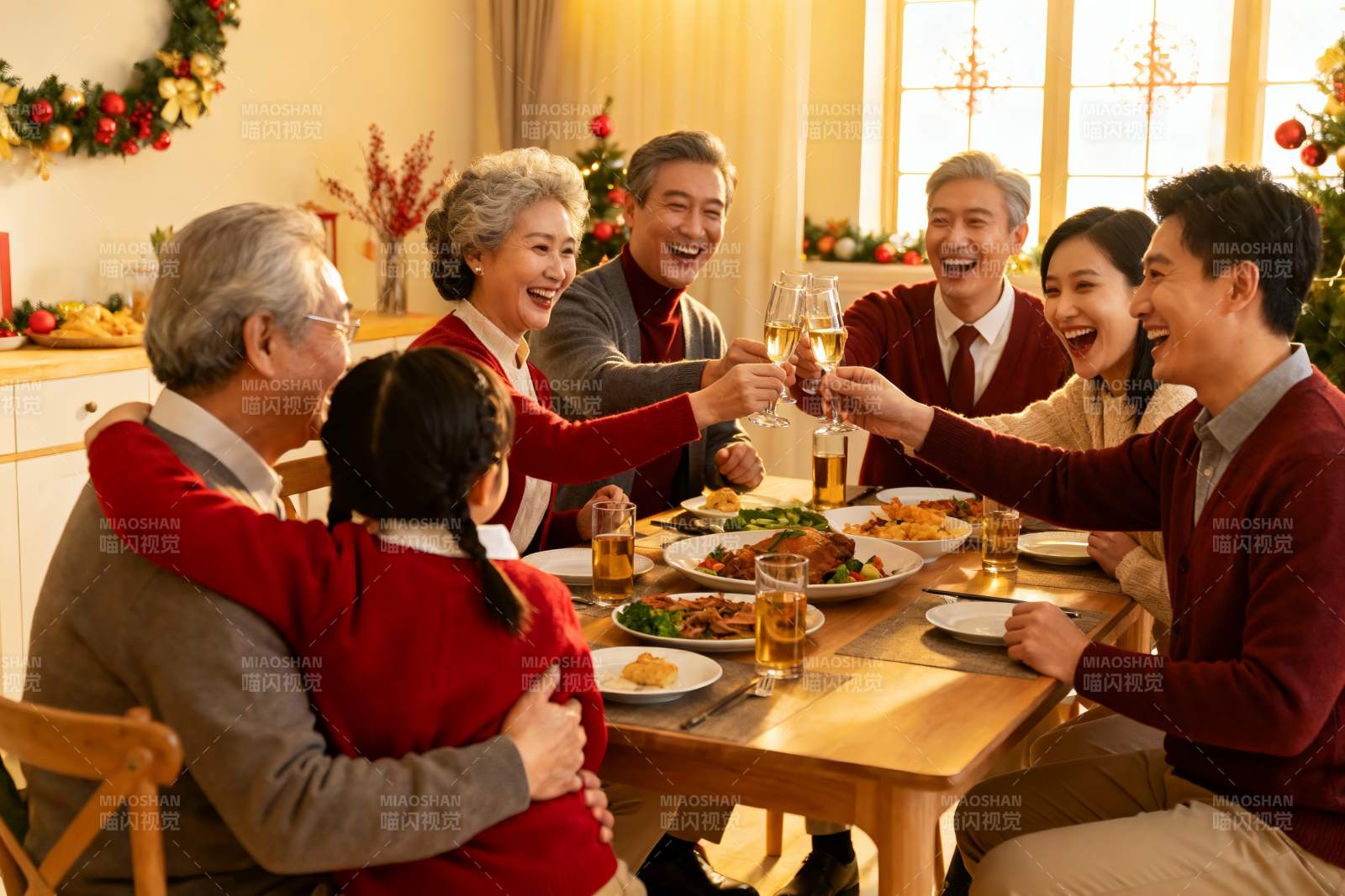 家庭欢聚庆节日举杯同庆图片