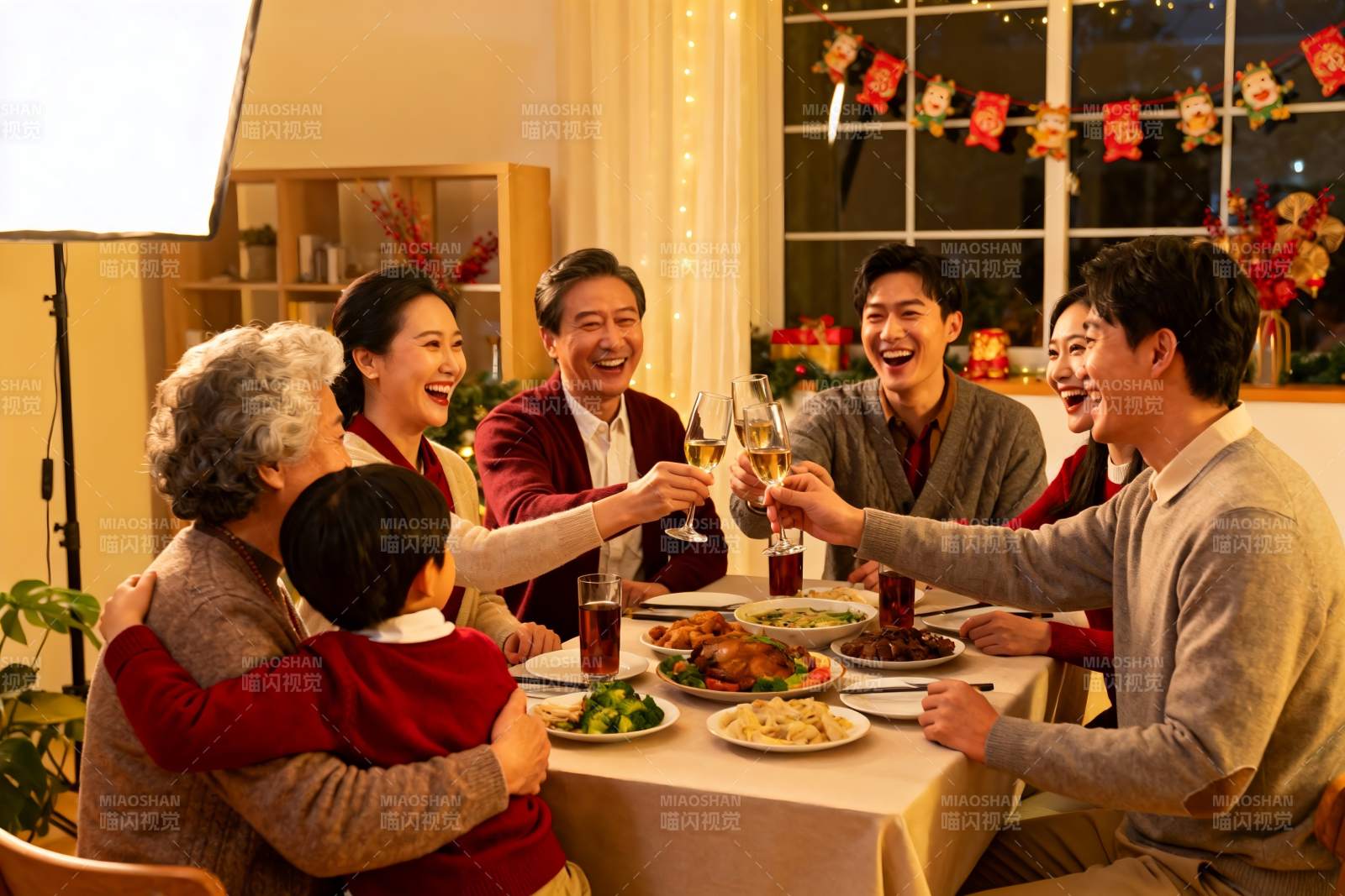 温馨家庭聚餐欢庆时刻图片