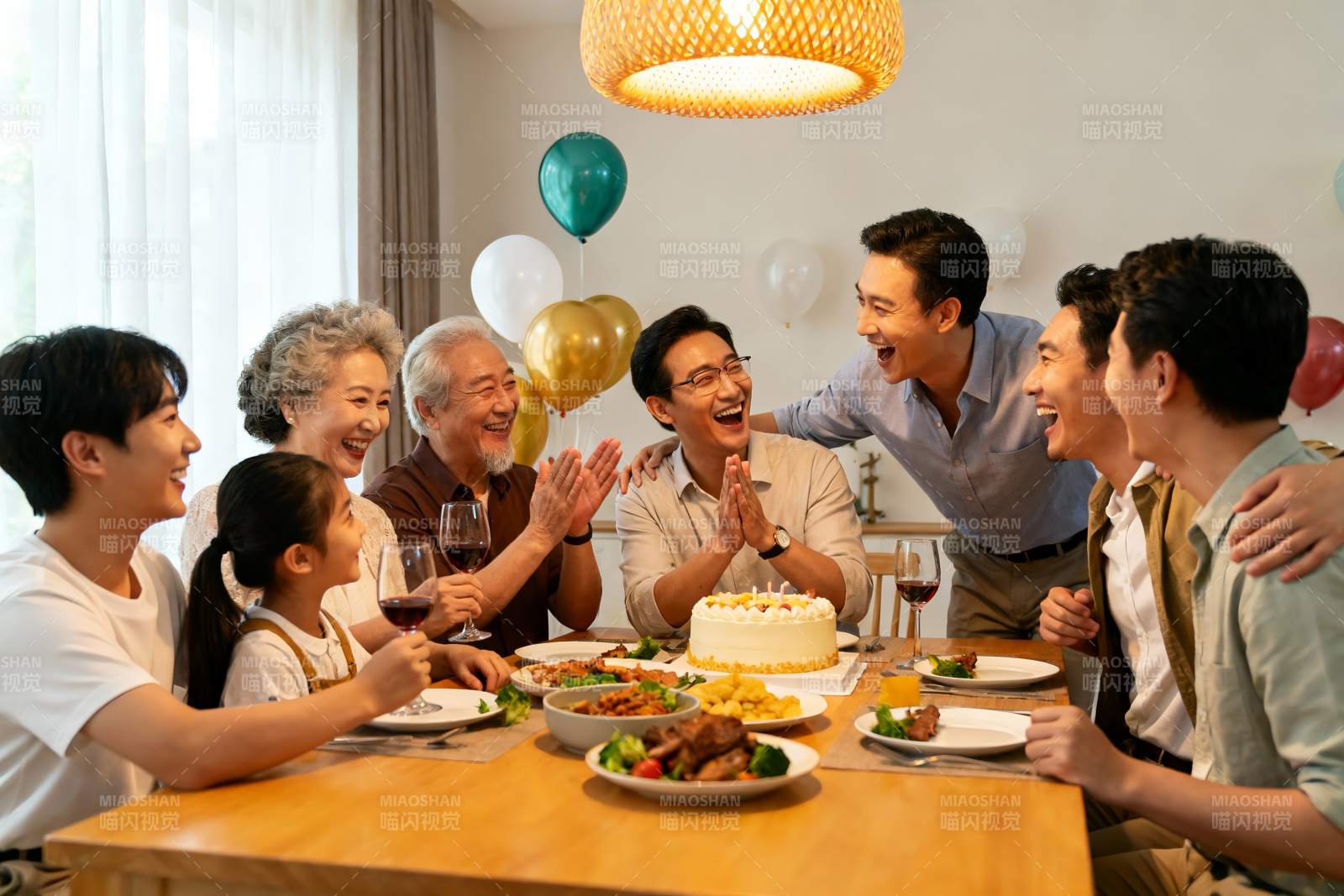 家庭聚餐欢庆生日场景图片