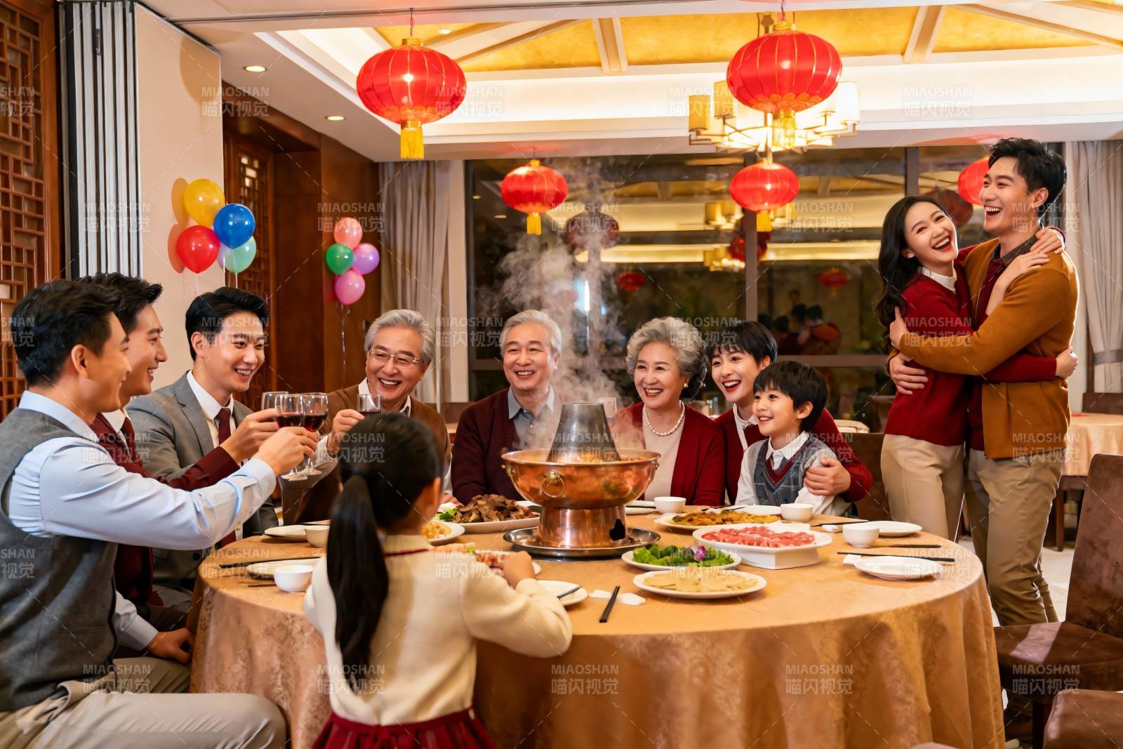 家庭聚餐欢庆团圆时刻图片