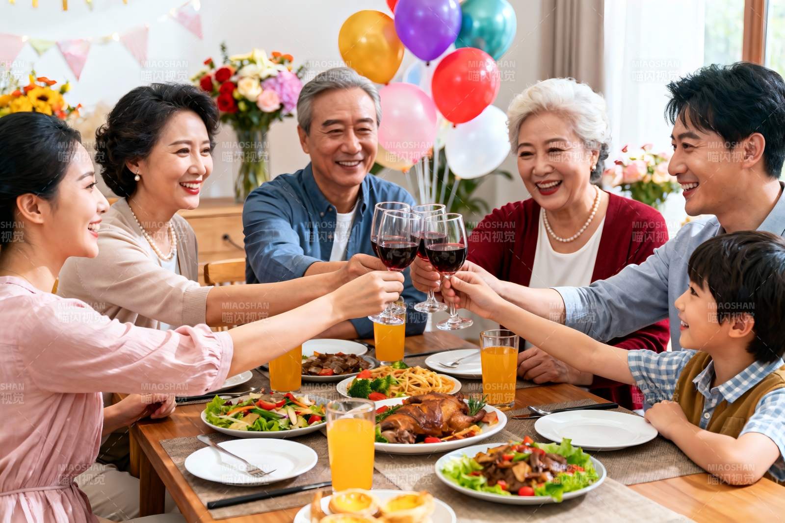 家庭聚餐欢庆时刻图片